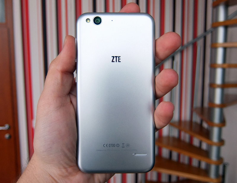 ZTE blade s6 hand 2