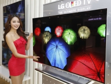 LG sees profits slump again