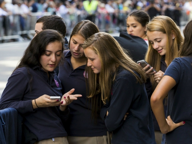 France says “non” to mobiles in schools