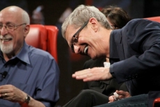 Apple gives Cook a bonus