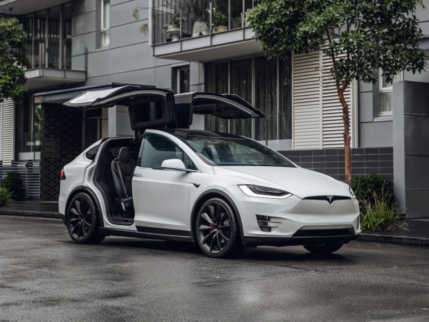 Student uses Raspberry to take over Tesla Model X