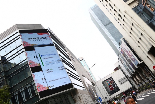 Windows 10 pop-up invades Japanese bill-boards