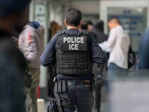 Apple bends the knee to Trump, bans ICEBlock app