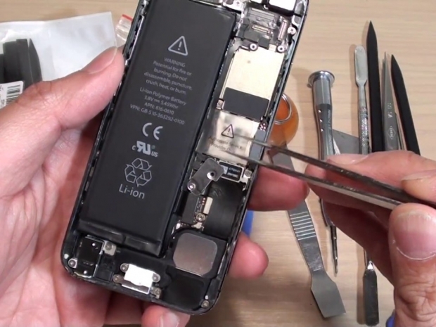 iFixit slams Apple, Samsung and Microsoft